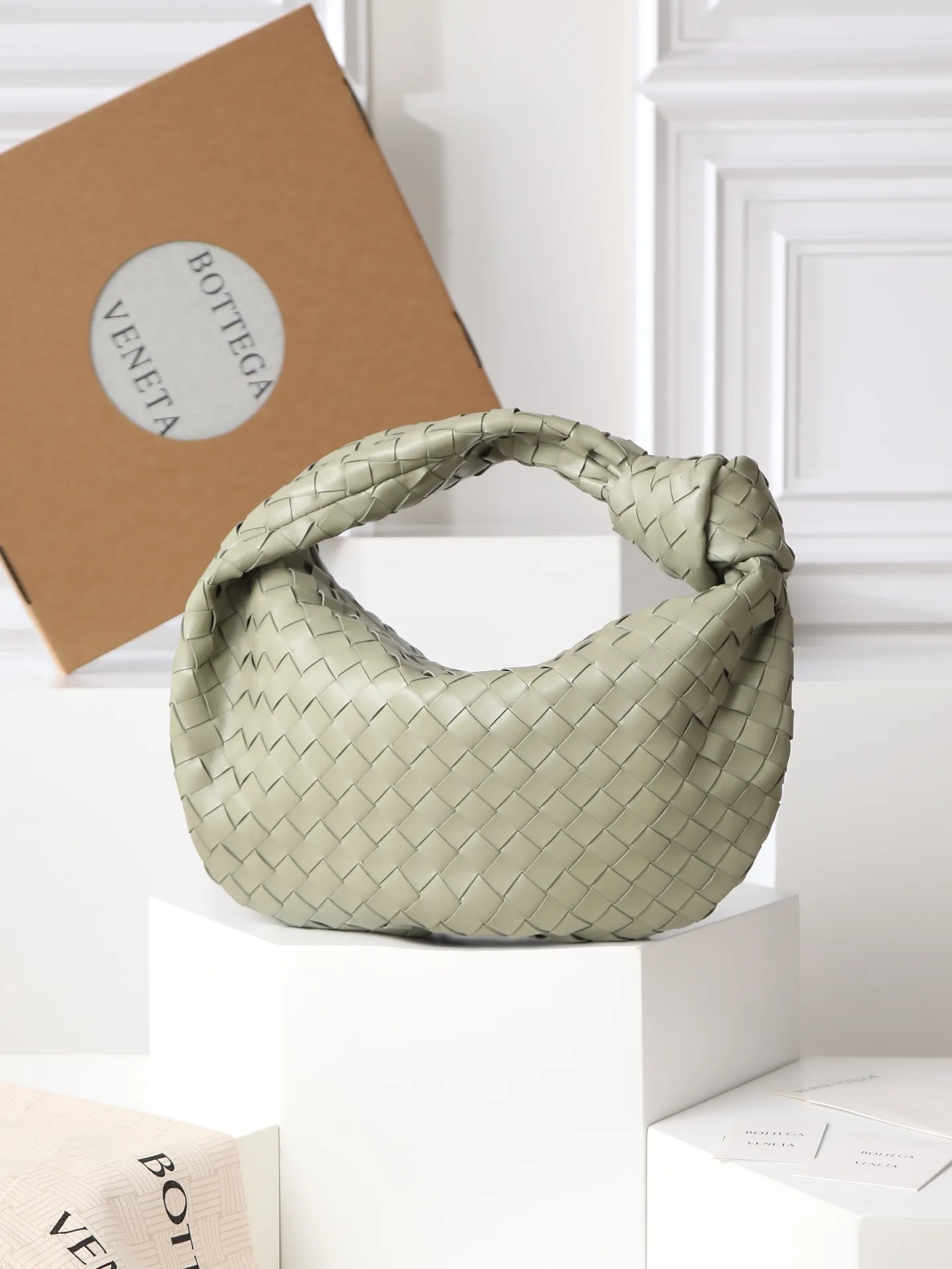 1100. 🌟𝐁𝐨𝐭𝐭𝐞𝐠𝐚 𝐕𝐞𝐧𝐞𝐭𝐚 ——— jodie (medium size) The medium size is very attractive in real life. It is firm and sturdy in the hand. The first impression is that it is particularly durable👍 You can see the well-designed knot on the handle. When carrying it on the shoulder, pay attention to the knot being placed directly under the hand. In this way, it can not only fix the position of the handbag, but also prevent the handbag from slipping due to long walks. It can easily accommodate a variety of cosmetics. In one word, it is "very easy to hold". Style number: 690225 Size: 36✖️21✖️13